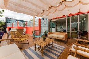 Stylish apartment with private roof top & jacuzzi